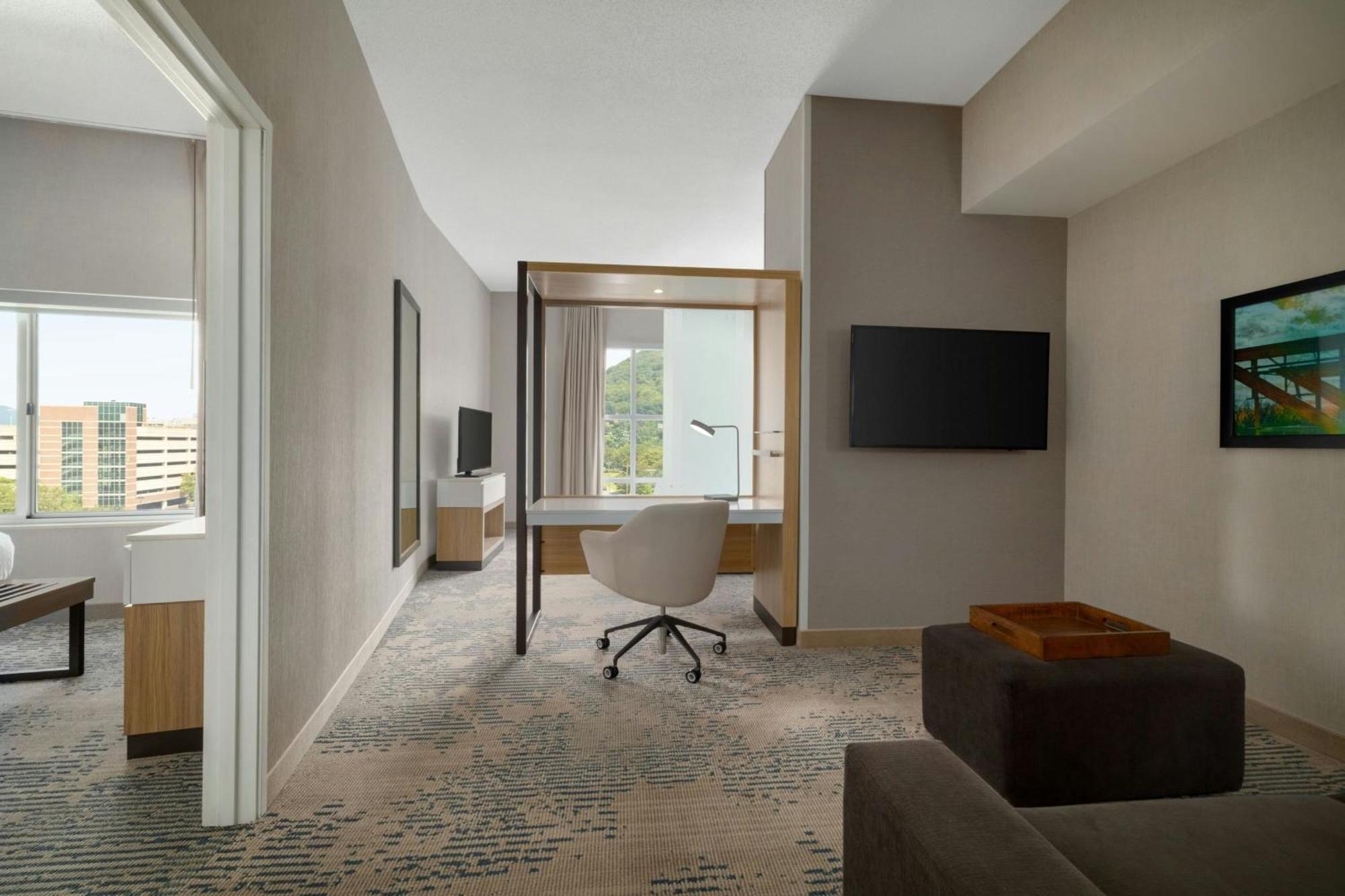 Two-Bedroom Suite Two King Beds Sofa Bed,1697993742:JPEG
